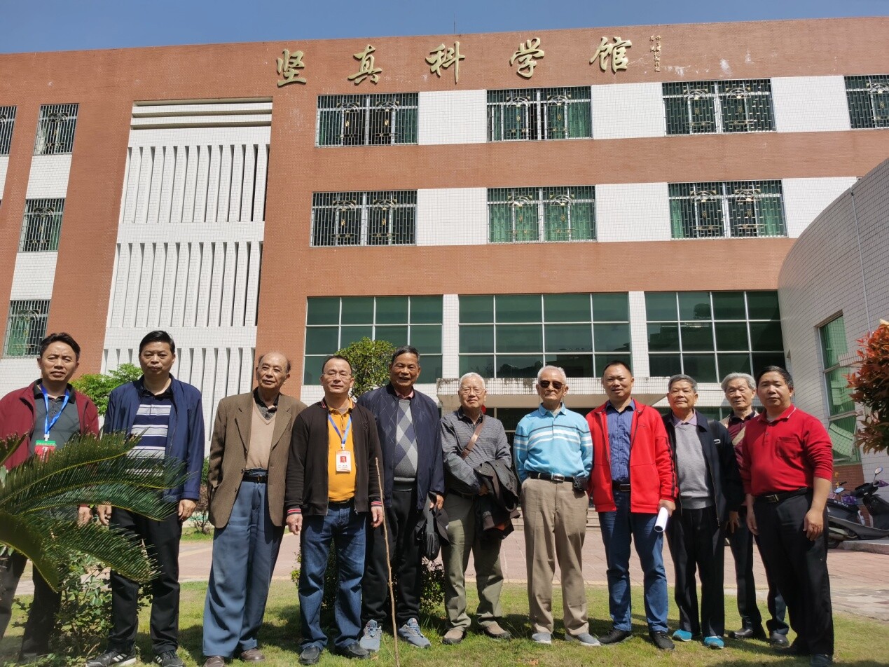 满腔赤诚献教育 一片真情暖桑榆——陈小二院长一行到球山中学参观