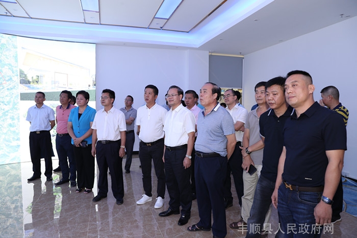 县委书记曾永祥,县长廖茂忠与王来胜董事长一行听取项目介绍(胡金辉摄