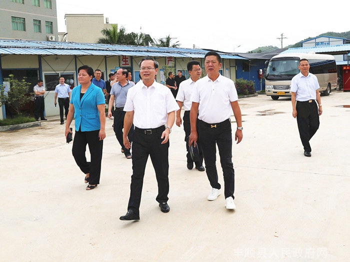 县委书记曾永祥,县长廖茂忠与王来胜董事长一行到博硕电子生产基地