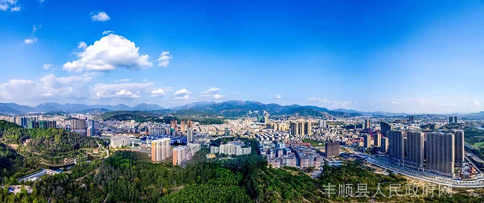 驱车行使在丰顺县城主干道上,崭新的沥青大道宽敞平坦,卫生整洁,绿树