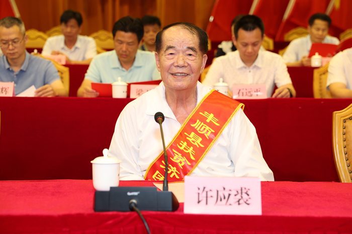 许应裘先生在讲话中表示,每次回到家乡,看到梅州和丰顺的