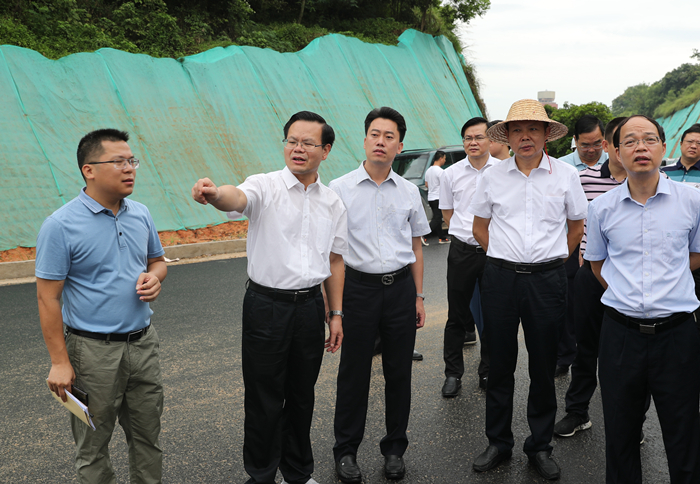 县委书记曾永祥率队到大宝山旅游度假区路口调研.jpg