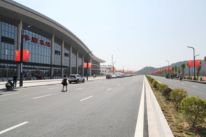 梅汕高铁丰顺东站道路宽敞靓丽(胡金辉摄）.jpg