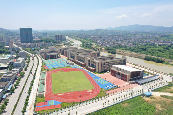投资3.1亿元兴建的丰顺县实验中学校园美丽如画(胡金辉摄，).JPG