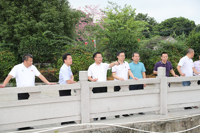 县委书记曾永祥率队调研汤坑镇“两区三村”美丽乡村连线建设推进情况（胡金辉摄）.JPG