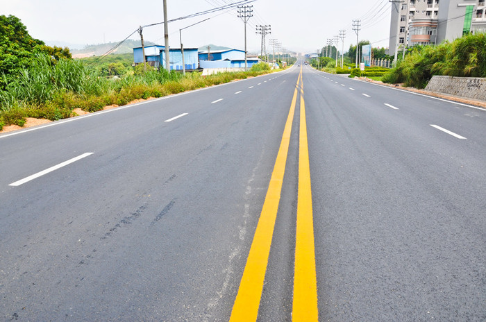 图为完成沥青砼路面铺筑的国道235线丰顺县城至埔寨农场段道路（胡金辉摄）_副本.jpg