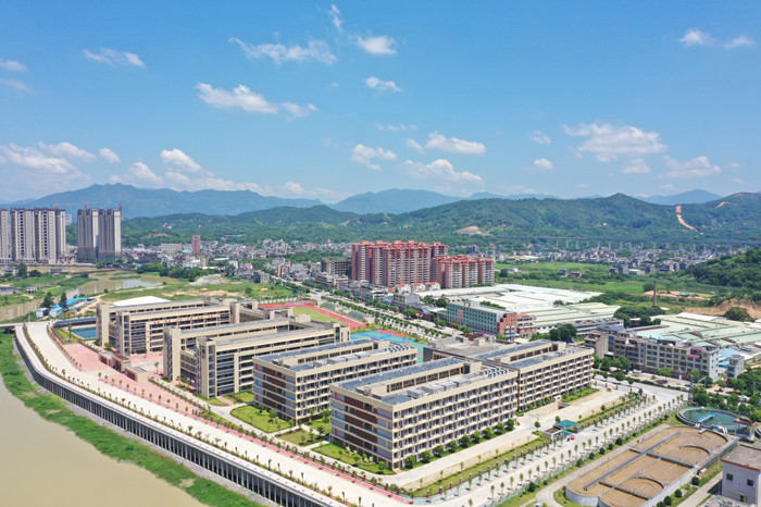 图为投资3.1亿元兴建的丰顺县实验中学校园美丽如画（胡金辉摄）_副本.jpg
