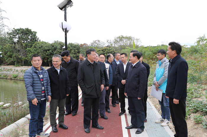 林雄一行到汤西镇新岭村甲溪碧道调研中小河流治理及碧道建设情况。.JPG