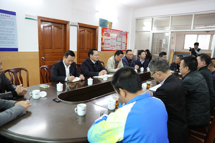 4曾永祥主持召开座谈会_副本.jpg