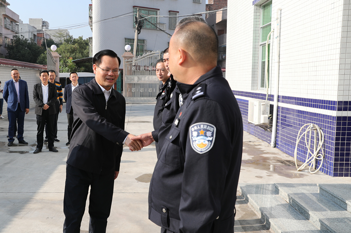 县委书记曾永祥看望慰问交警干警.JPG