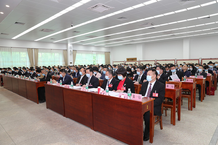 图为与会人员认真聆听政协工作报告_副本.jpg