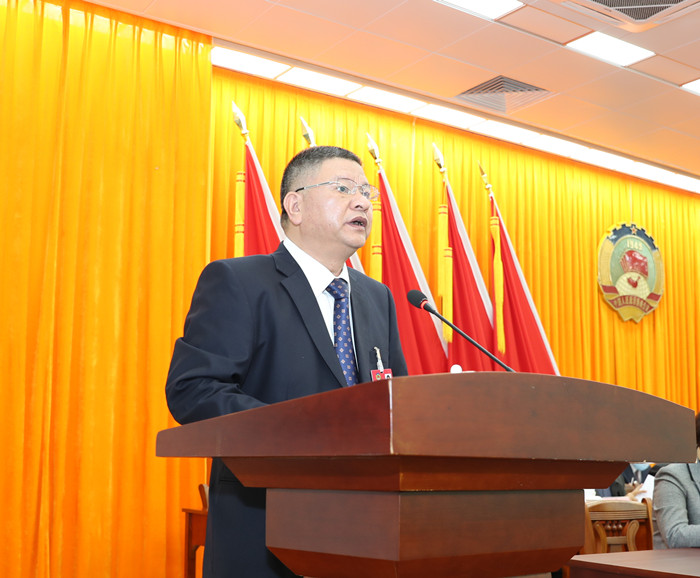 县政协主席黄建斐代表政协第十届丰顺县委员会常务委员会作工作报告。_副本.jpg