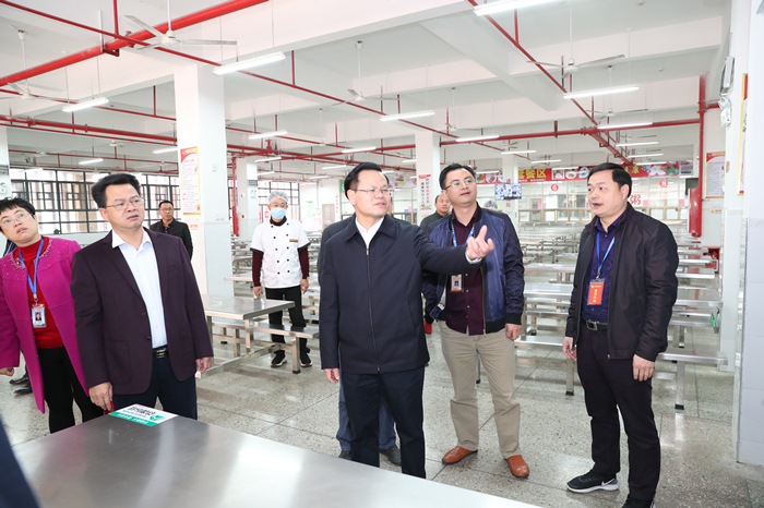副书记,县长廖茂忠率队到丰顺县实验中学检查校园安全工作(胡金辉摄)