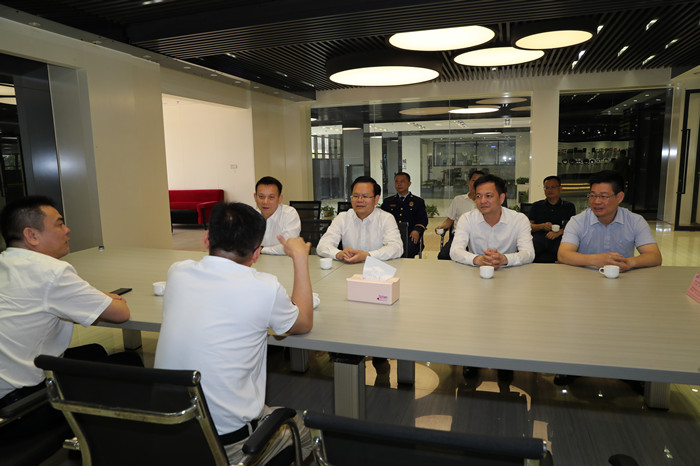 曾永祥认真听取企业生产经营和安全生产等情况汇报_副本.jpg