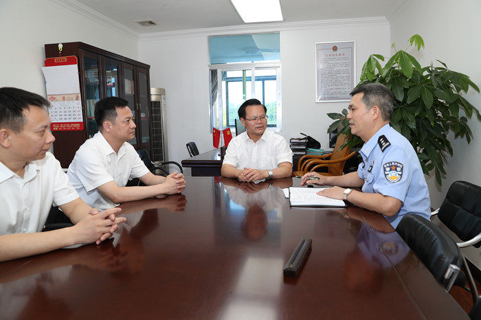 曾永祥与县公安局主要负责同志谈心谈话_副本.jpg