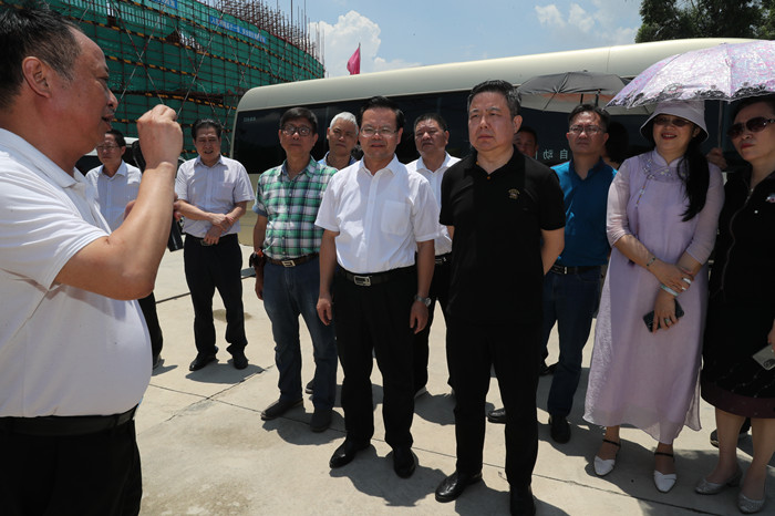 县委书记曾永祥陪同珠海市政协到丰顺县坚真文体中心调研重点项目建设工作。_副本.jpg