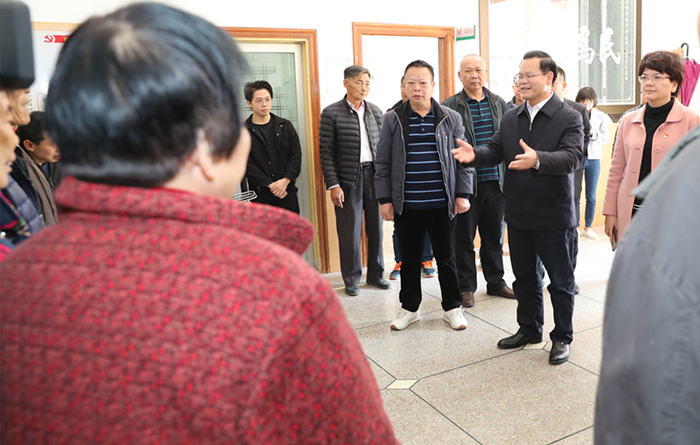 2县委书记曾永祥率队到汤南镇新楼村慰问贫困户（胡金辉摄）_副本.jpg