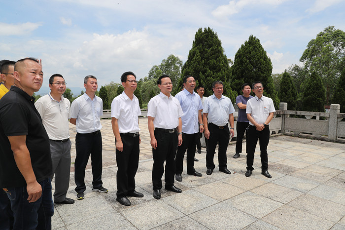 曾永祥一行前往揭阳市汾水战役烈士纪念公园参观学习。_副本.jpg