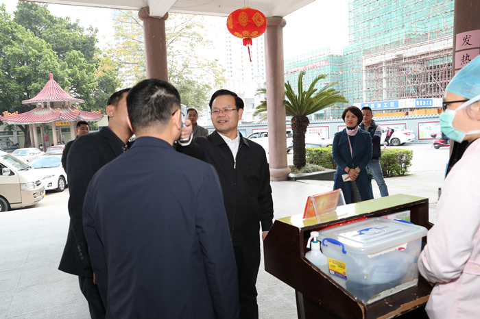 县委书记曾永祥率队到县人民医院，为广大医务工作者送上新春的祝福（胡金辉摄）.JPG