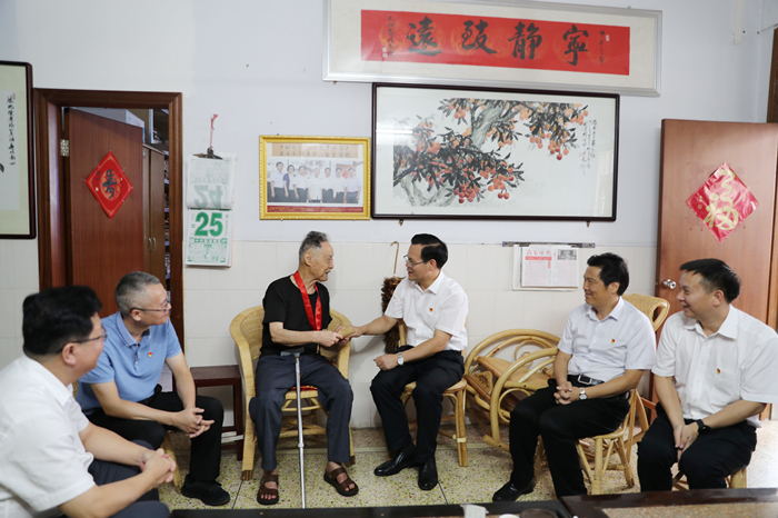 县委书记曾永祥看望慰问离休老干部徐德超.jpg