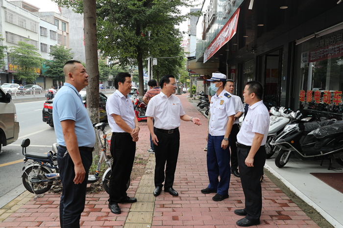 县委书记曾永祥率队到汤坑镇金湖路督导检查安全生产工作.jpg