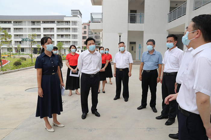 县委书记张志锋率队到县实验小学调研校园疫情防控工作。_副本.jpg