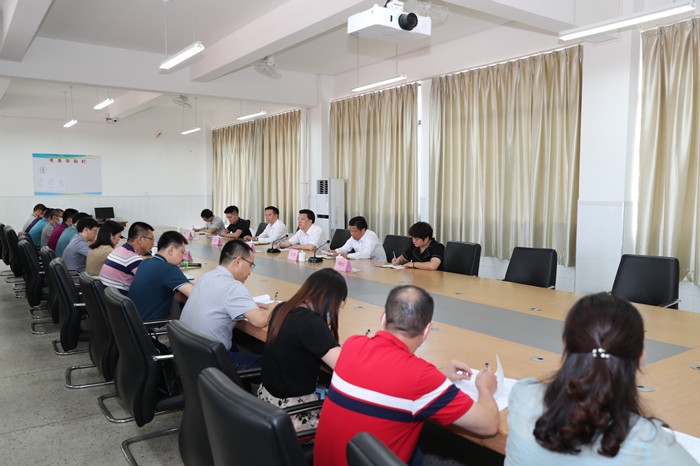 图为县委书记张志锋率队到县实验中学开展教师节慰问活动。_副本.jpg