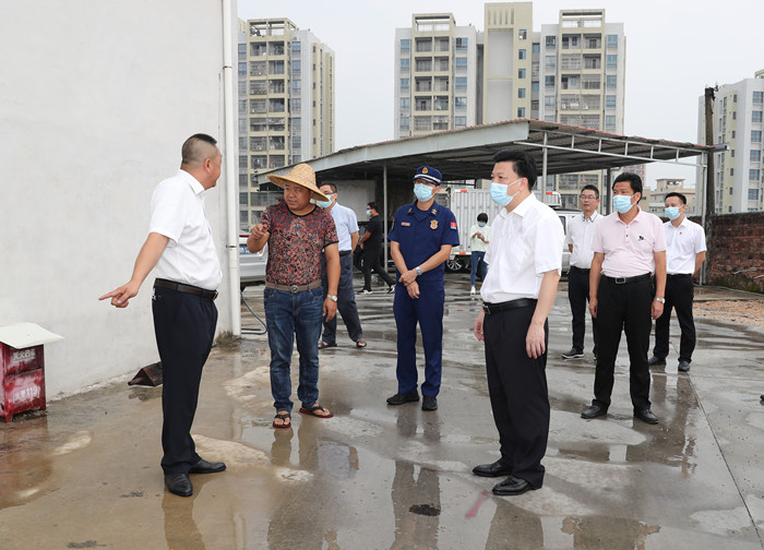 县委书记张志锋率队到汤南石油气储供站检查安全生产情况_副本.jpg