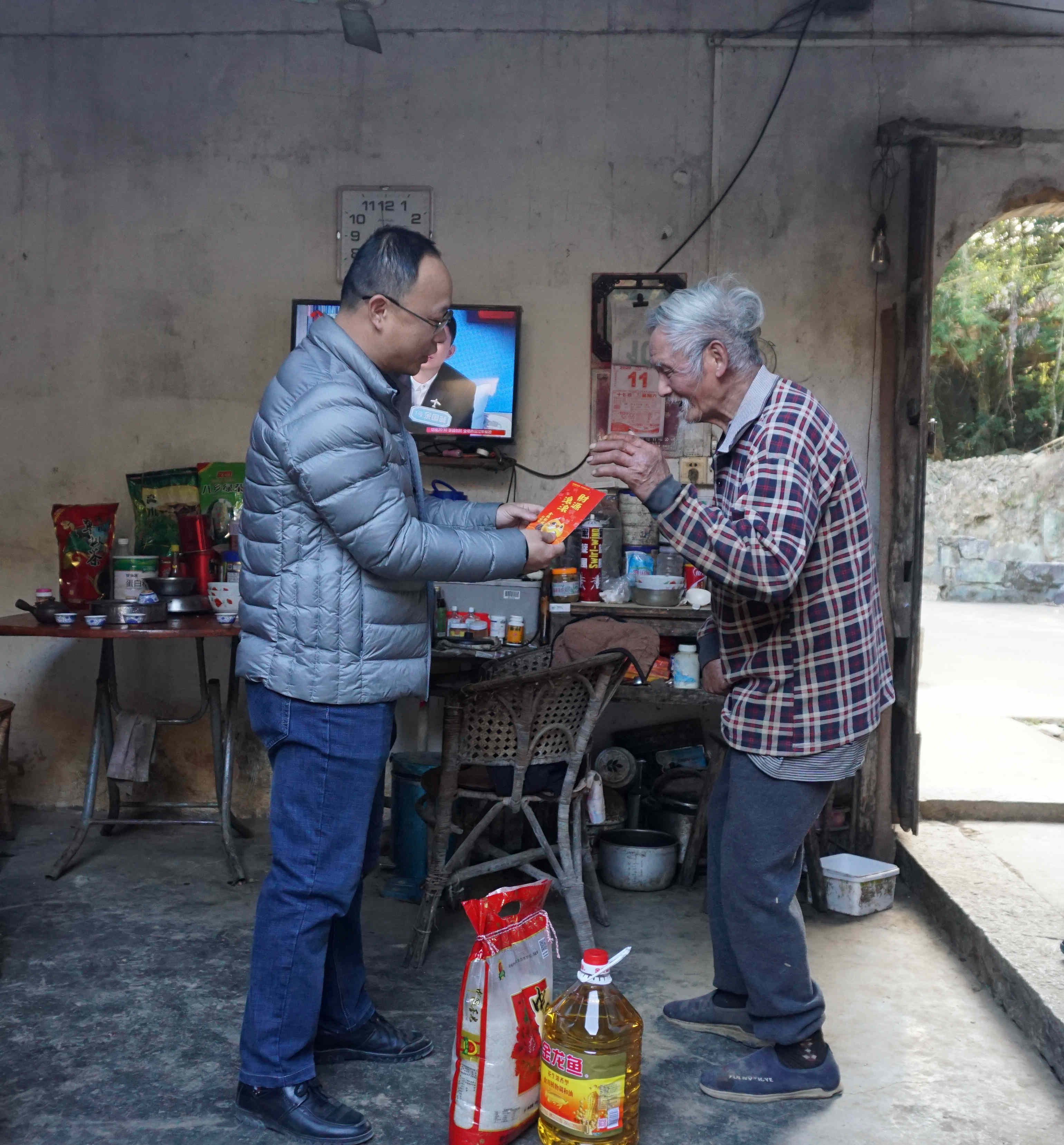 图为：慰问五保户（张锦祝 摄）.jpg