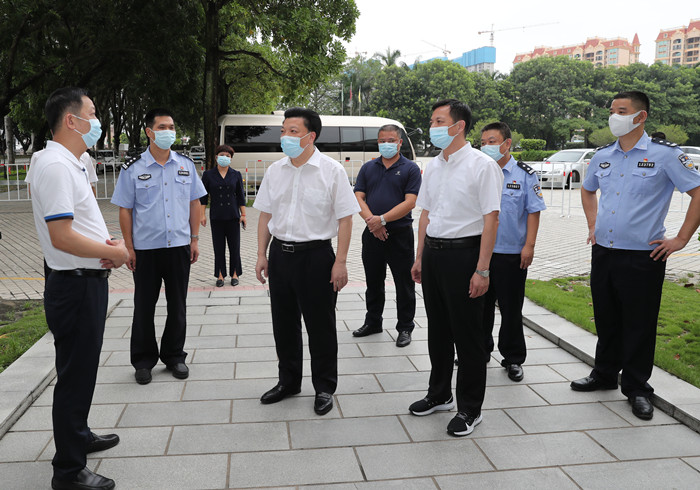 县委书记张志锋率队到千江温泉酒店检查疫情防控隔离场所管理工作_副本.jpg