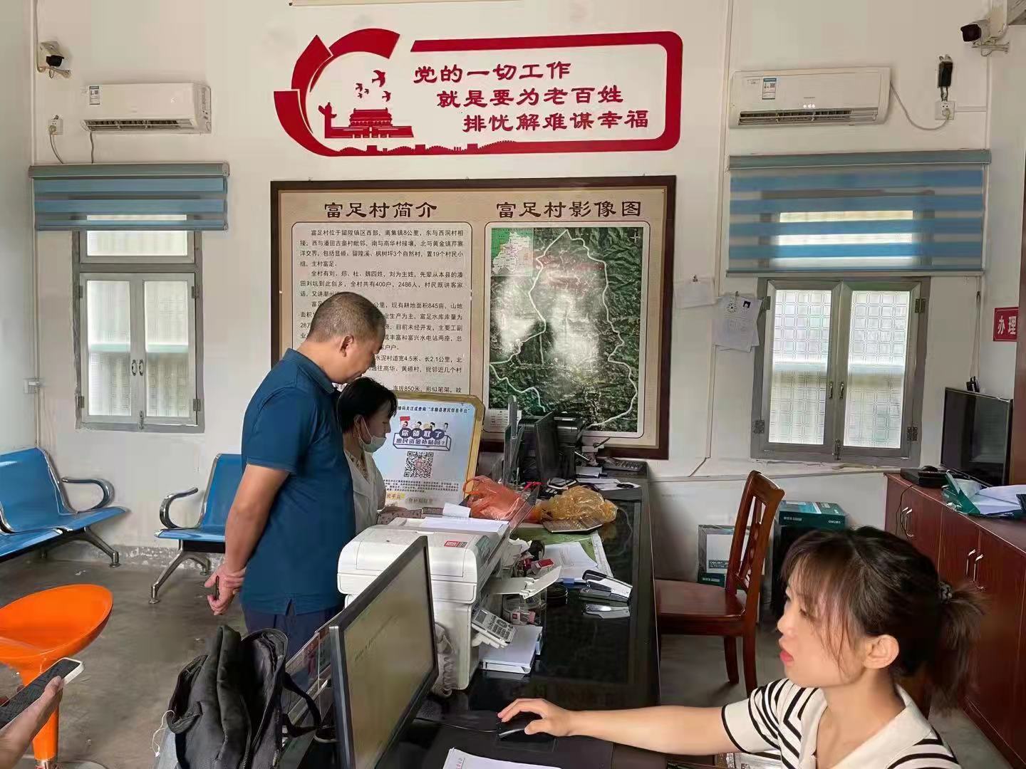 留隍镇镇长许能洪检查村接种人员台账情况.jpg