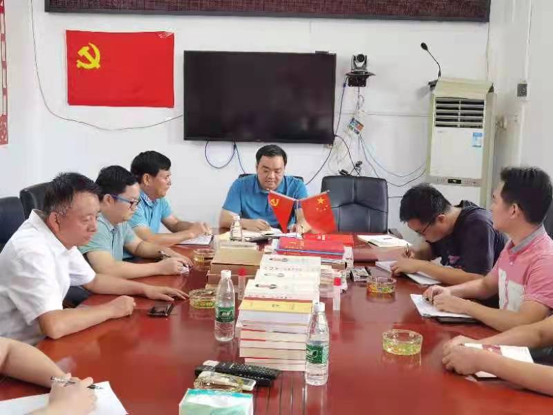 县委常委、留隍镇党委书记张晓山下村督导疫苗接种工作.jpg