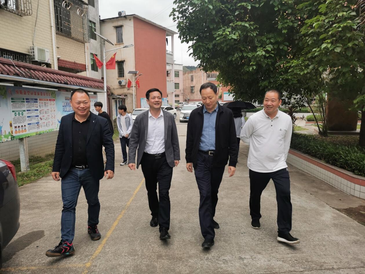 陈镇源就近年来学校办学与发展情况作了全面汇报.