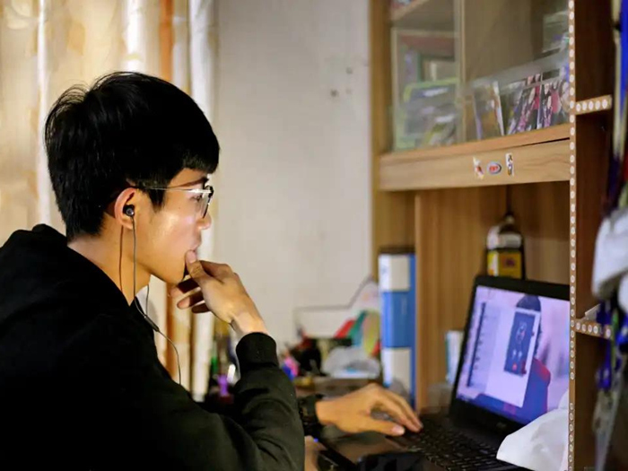 2.班主任蔡志硕在组织线上教学.jpg