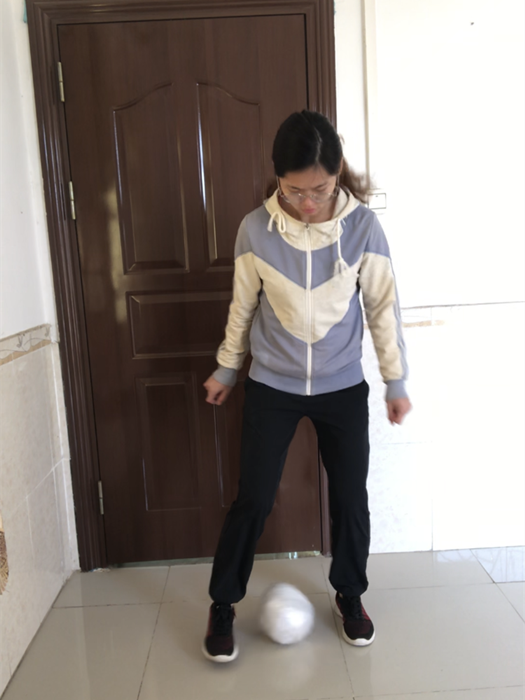 7.足球老师袁淑燕在上课.png
