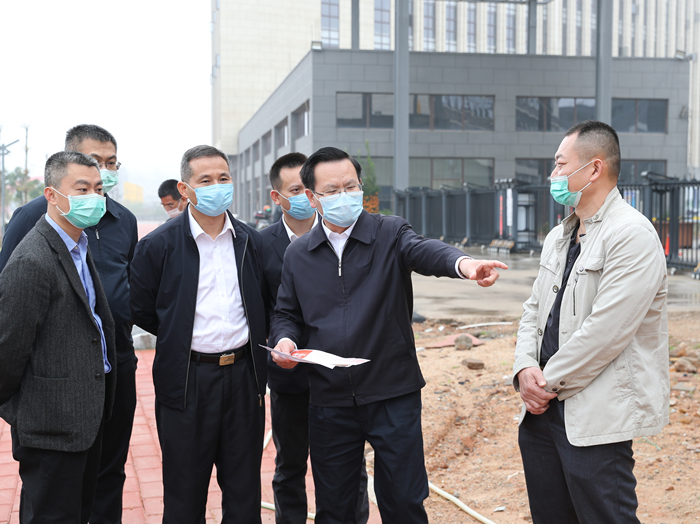 丰顺县主要领导曾永祥率队到园区中小微市政配套工程项目现场调研.JPG