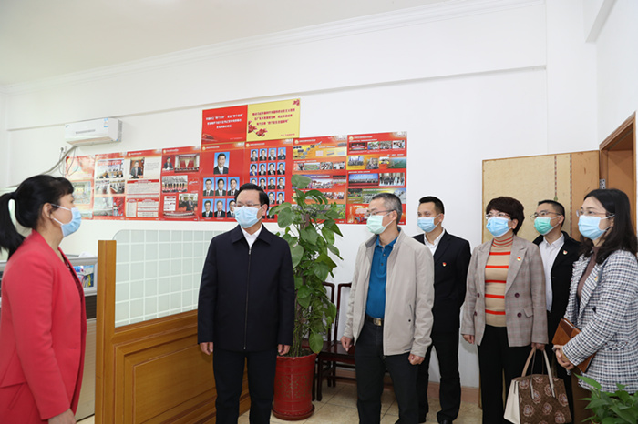 2曾永祥到县妇联开展走访慰问活动_副本.jpg