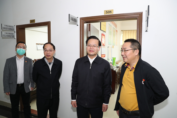县委书记曾永祥到县林业局调研.JPG