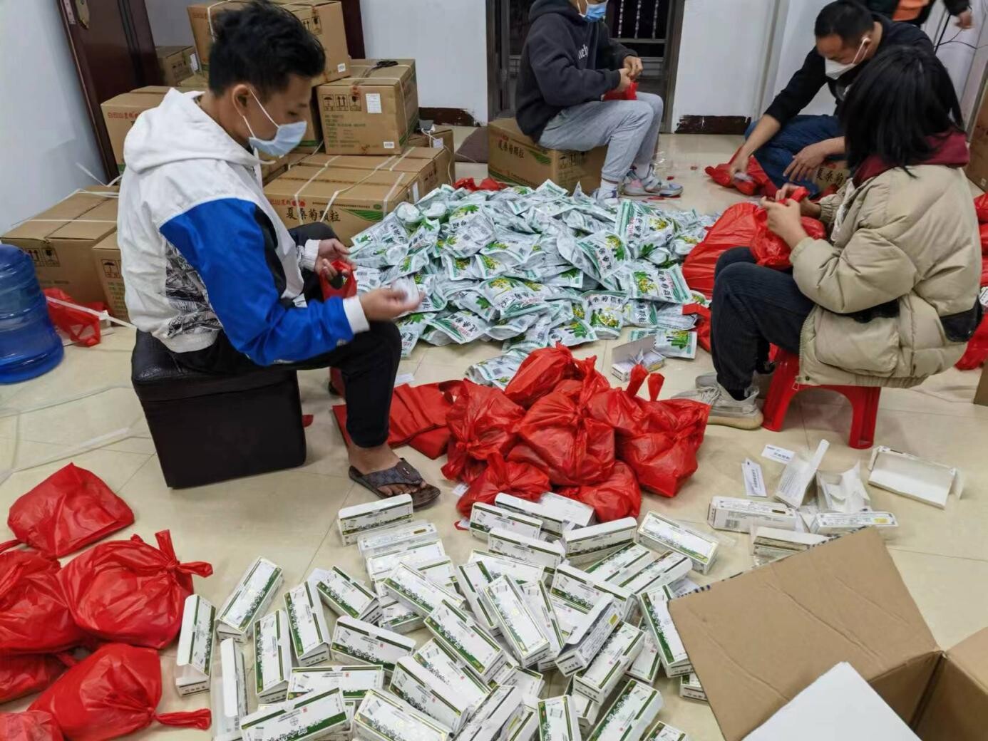 1230同心抗疫显温情！汤坑镇村（社区）向困难群众免费发放爱心药包_1