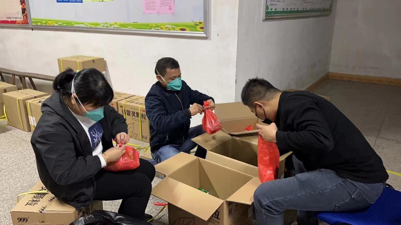 1230同心抗疫显温情！汤坑镇村（社区）向困难群众免费发放爱心药包_2