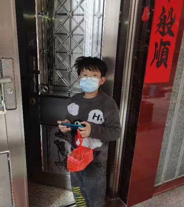 1230同心抗疫显温情！汤坑镇村（社区）向困难群众免费发放爱心药包_3