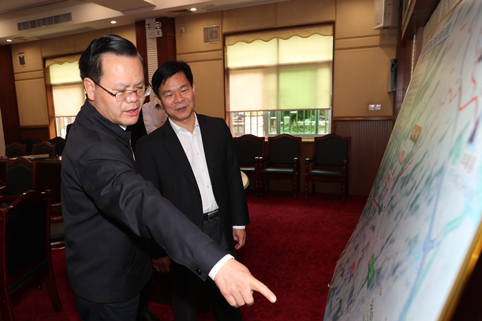 谭奇峰、曾永祥共同探讨供水工程项目建设.JPG