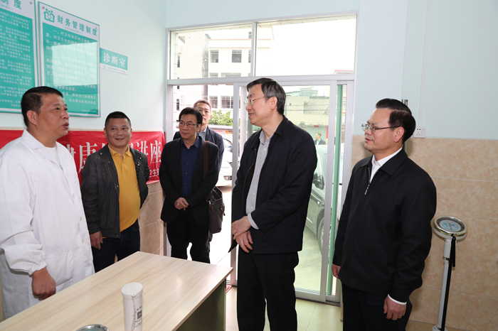 省政协常委、省政协农业农村委员会主任陈祖煌到新岭村卫生站调研.JPG