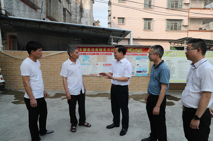 县委书记曾永祥率队到汤南镇东方村调研.JPG