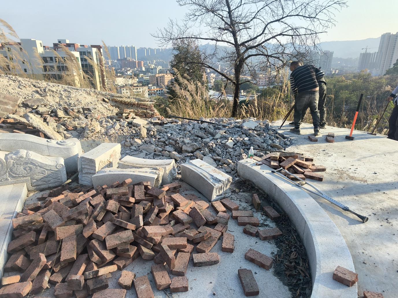 20250117汤坑镇：依法拆除违建坟墓，文明殡改树立新风.docx_2