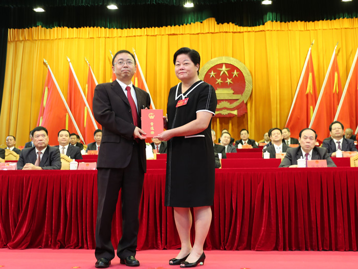 新当选的县人大常委会主任邱翠茂为新当选的县监察委员会主任凌晓文颁发当选证书_副本.jpg