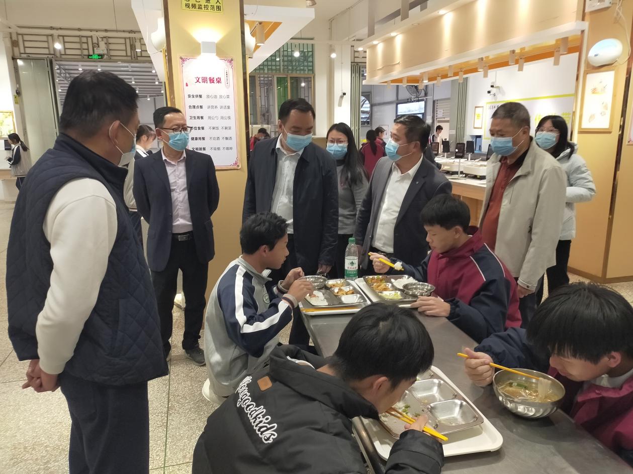 张晓山一行到球山中学督导校园安全工作.docx_2