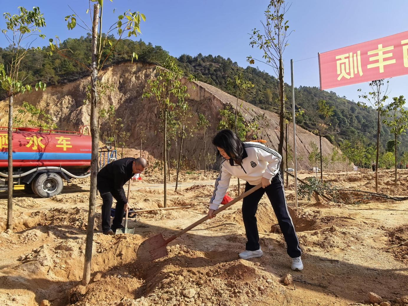 丰顺县教育局机关党支部开展绿美丰顺主题党日活动.docx_1