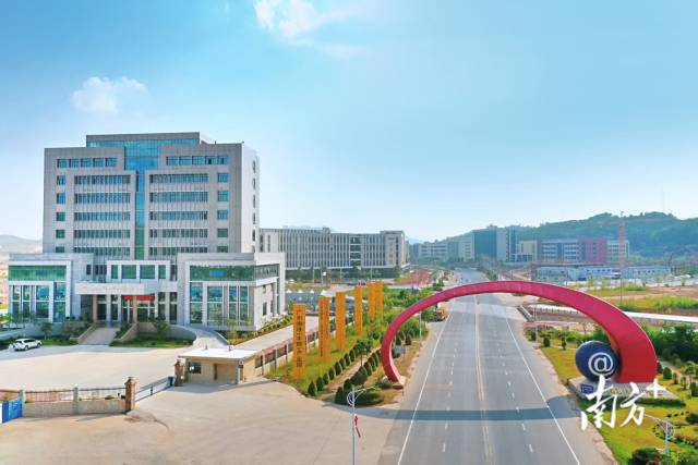 坚持产城融合、城产一体，丰顺高标准建设梅州丰顺产业园区。 袁群华 摄