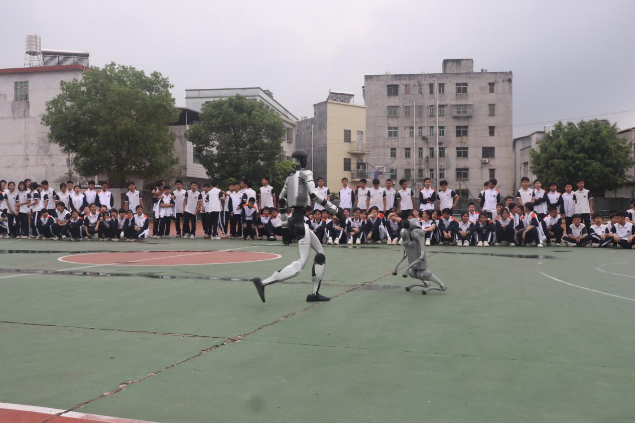 2026年第二届丰顺县人工智能和机器人进校园暨助学助教活动在丰顺县第一中学举行 .docx_14